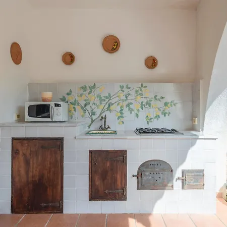 Ellie - 100m From The Villa Carini