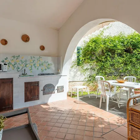 Ellie - 100m From The Villa Carini