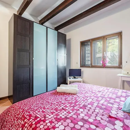 Ellie - 100m From The Villa *